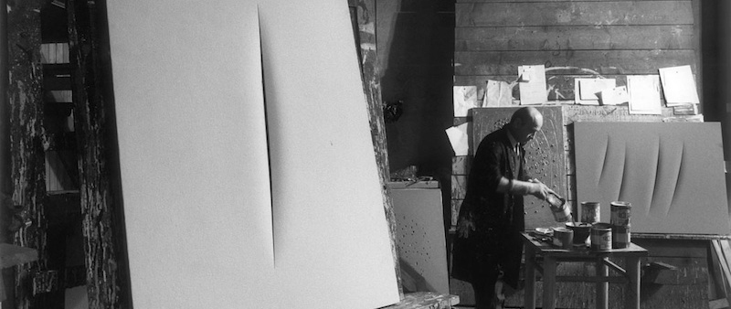 Lucio-Fontana-in-his-studio-Milano-1964-copie